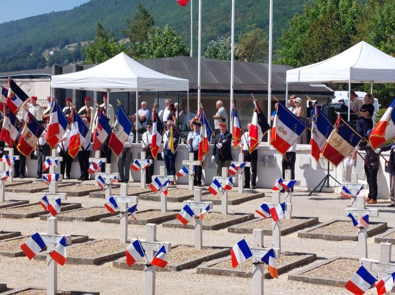 Les drapeaux rendent honneur aux combattants du Vercors morts pour la France