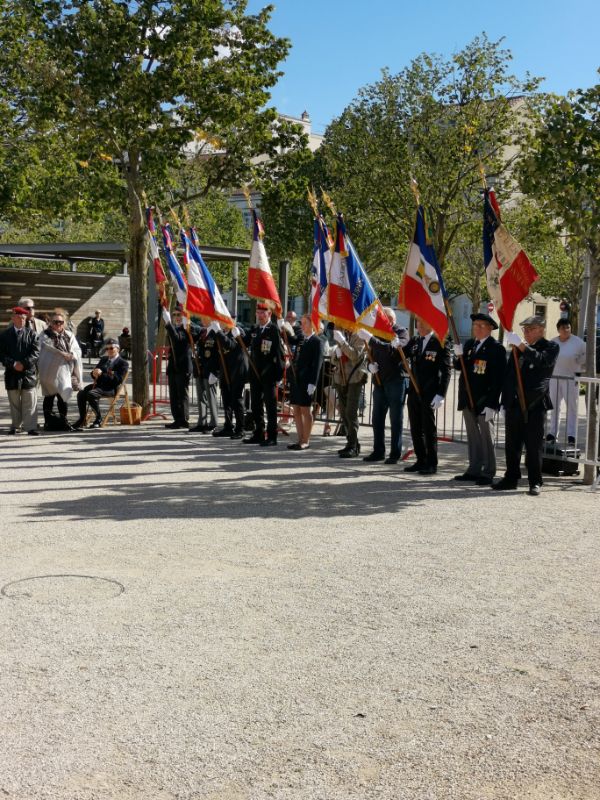 porte-drapeaux côté est